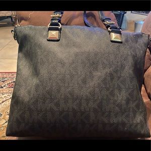 Michael Kors shoulder bag with outside pocket!